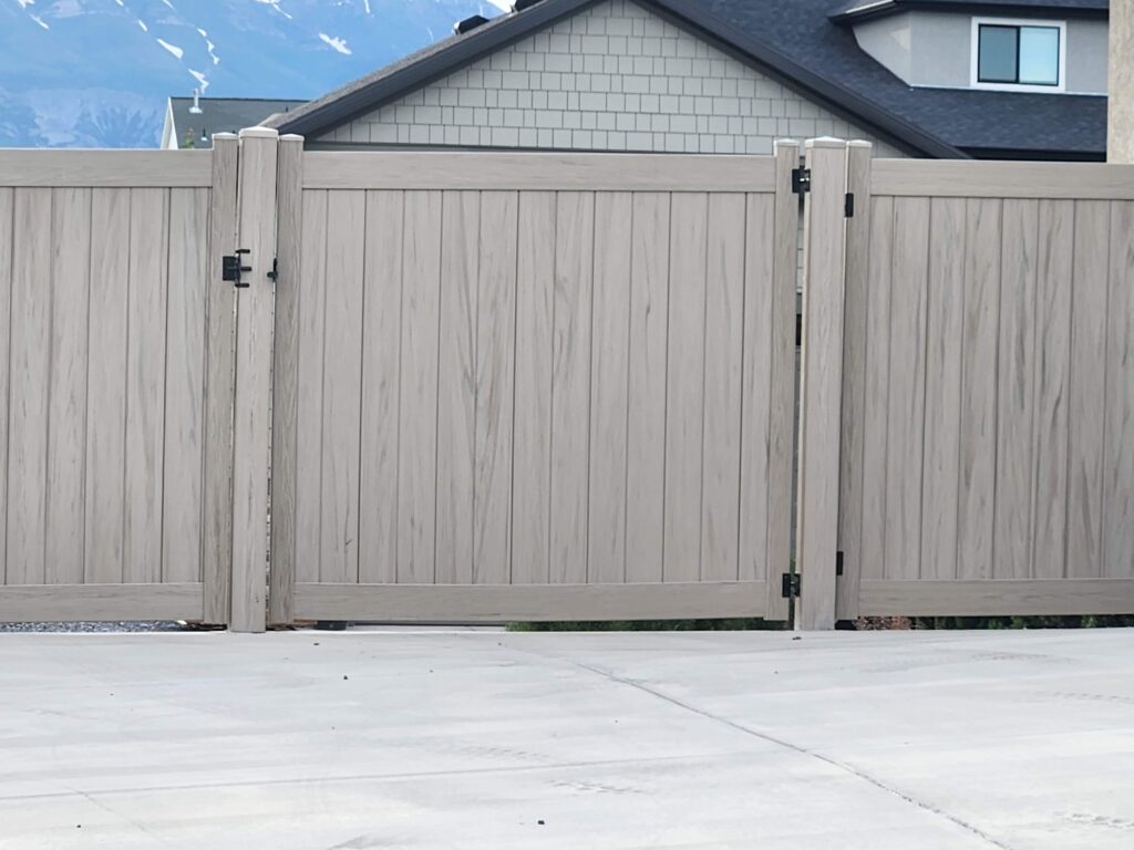Diftwood Textured Vinyl Fence